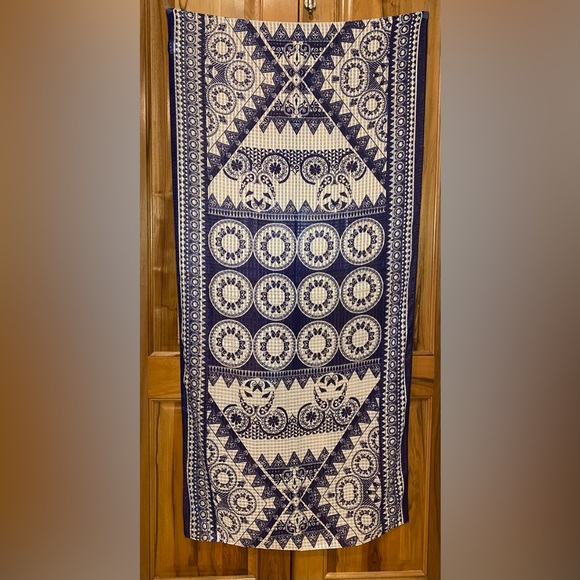 C - Shimmering Deep Blue & Bright White Lightweight Woven Scarf, Rough Hem - EUC - Picture 2 of 16